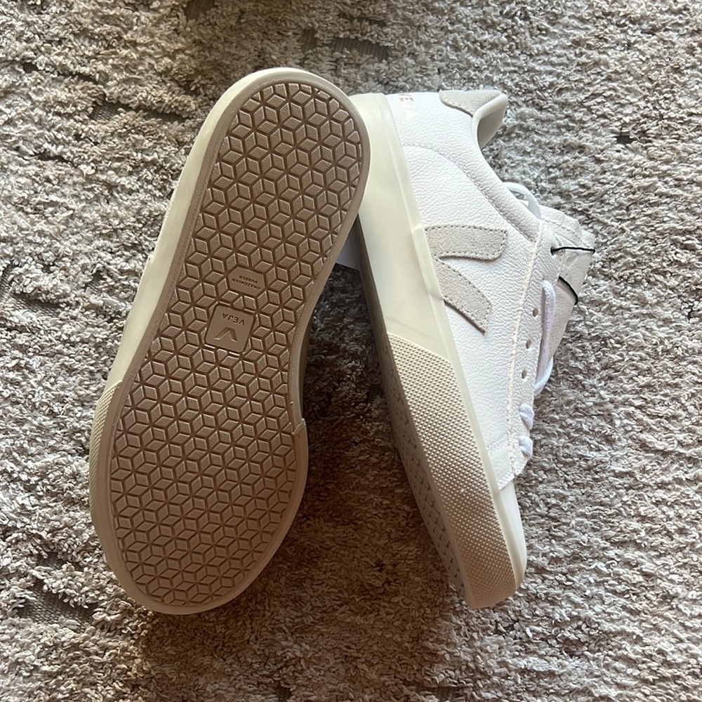 BRAND NEW Veja Sneakers Size 7 (Eur 38)